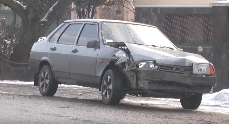 У Мукачеві водій в’їхав у бетонний стовп. Від удару опора розсипалась У Мукачеві водій в’їхав у бетонний стовп. Від удару опора розсипалась