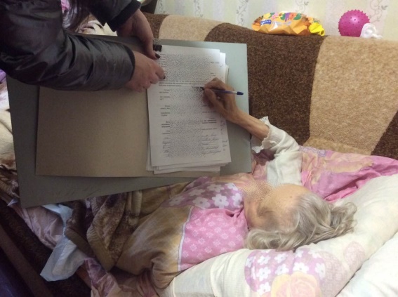 Поліція Мукачева затримала чоловіка, який вдарив стареньку жінку за те, що вона годувала бродячих псів Поліція Мукачева затримала чоловіка, який вдарив стареньку жінку за те, що вона годувала бродячих псів