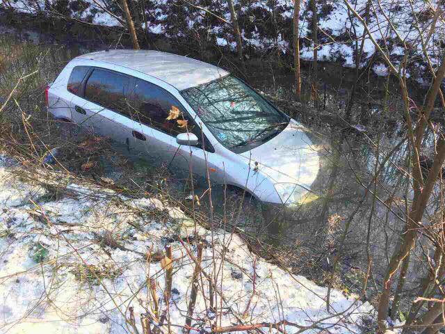 Неподалік Мукачева жінка, з’їхавши у кювет, втопила своє авто Неподалік Мукачева жінка, з’їхавши у кювет, втопила своє авто