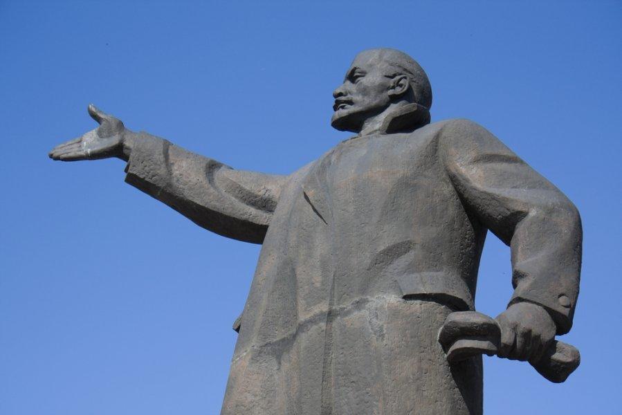 Декомунізація по-закарпатськи: у Чопі планують з аукціону продати пам’ятник Леніну Декомунізація по-закарпатськи: у Чопі планують з аукціону продати пам’ятник Леніну