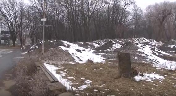 Неподалік Боздоського парку в Ужгороді утворились гори зі сміття та брудного снігу Неподалік Боздоського парку в Ужгороді утворились гори зі сміття та брудного снігу