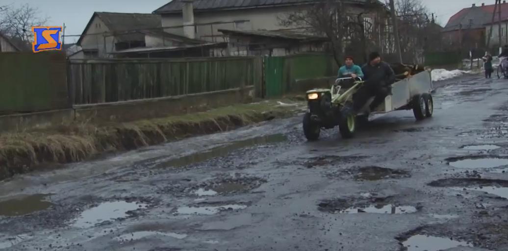 Одну яму об’їжджаєш – в іншу потрапляєш: водії скаржаться на стан доріг у селі Великі Лучки, що біля Мукачева Одну яму об’їжджаєш – в іншу потрапляєш: водії скаржаться на стан доріг у селі Великі Лучки, що біля Мукачева