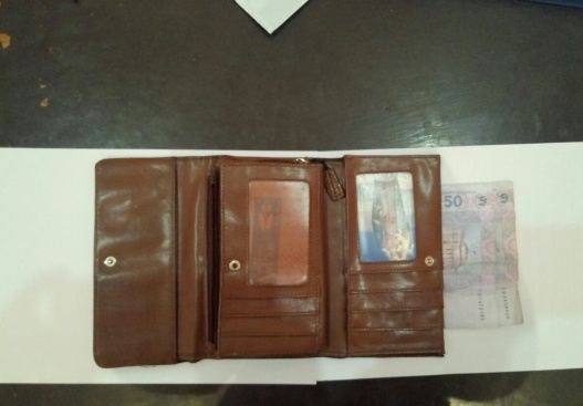 Поліція впіймала хлопця, який викрав гаманець із будинку мукачівки Поліція впіймала хлопця, який викрав гаманець із будинку мукачівки