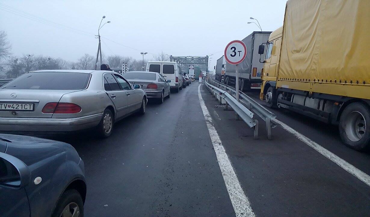 Протягом січна щодоби через пункти пропуску в Закарпатській області ввозилось близько 1200 автівок у режимі "транзит" Протягом січна щодоби через пункти пропуску в Закарпатській області ввозилось близько 1200 автівок у режимі "транзит"