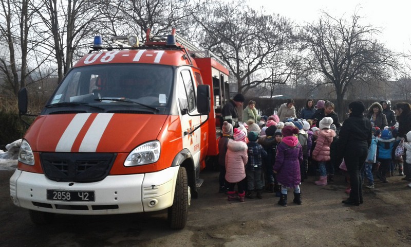У Перечині рятувальники навчали дошкільнят правилам безпеки У Перечині рятувальники навчали дошкільнят правилам безпеки