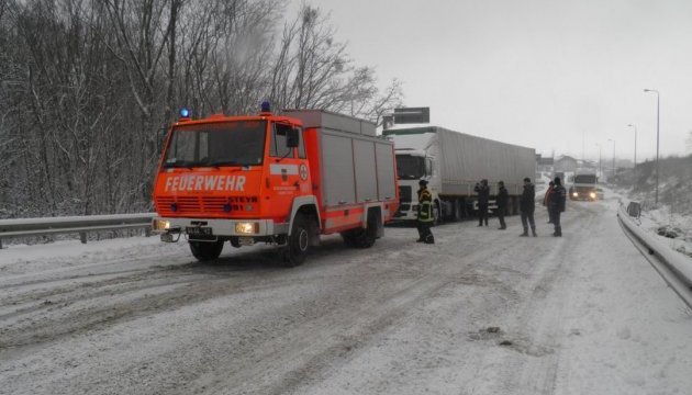 На серпантині біля села Залужжя застрягли кілька фур. Дорогу вирішили закрити для проїзду великовагового транспорту На серпантині біля села Залужжя застрягли кілька фур. Дорогу вирішили закрити для проїзду великовагового транспорту