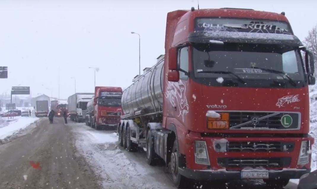 На околиці Ужгорода в снігових заметах застрягли десятки вантажівок На околиці Ужгорода в снігових заметах застрягли десятки вантажівок