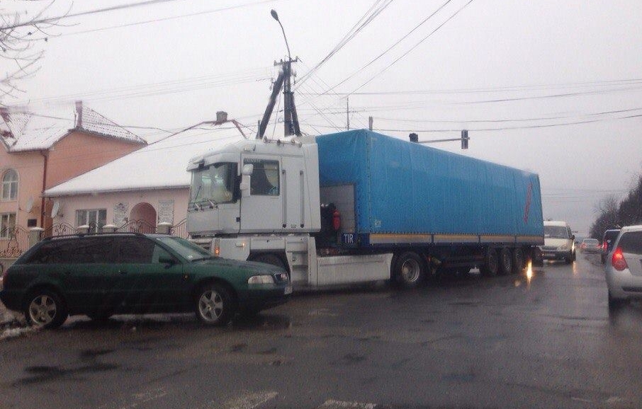 У Виноградові вантажівка зіткнулась з легковиком У Виноградові вантажівка зіткнулась з легковиком