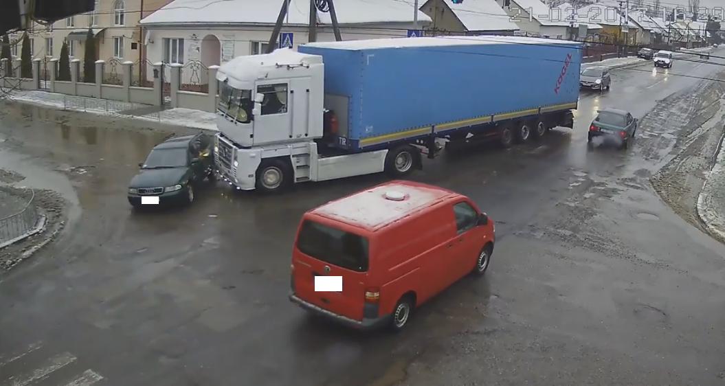 В інтернет-мережі з’явилось відео з ДТП у Виноградові, у яку потрапили вантажівка та легковик "Audi" В інтернет-мережі з’явилось відео з ДТП у Виноградові, у яку потрапили вантажівка та легковик "Audi"