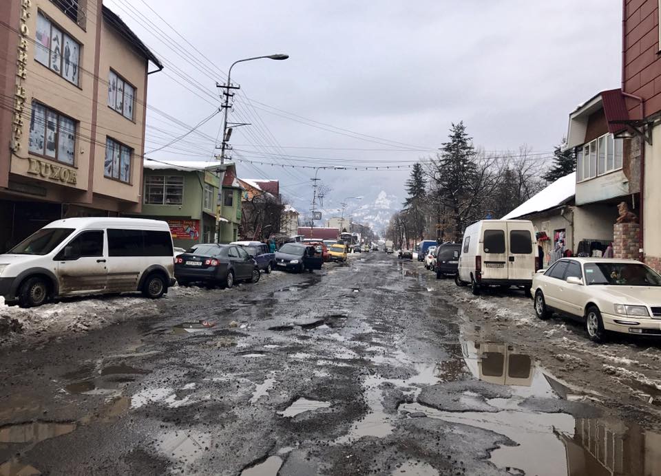 Користувачів соцмереж шокував стан дороги у Дубовому, що на Тячівщині Користувачів соцмереж шокував стан дороги у Дубовому, що на Тячівщині