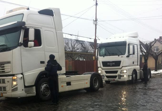 Поліція штрафує водіїв всіх каміонів, які в’їжджають у центральну частину Мукачева Поліція штрафує водіїв всіх каміонів, які в’їжджають у центральну частину Мукачева