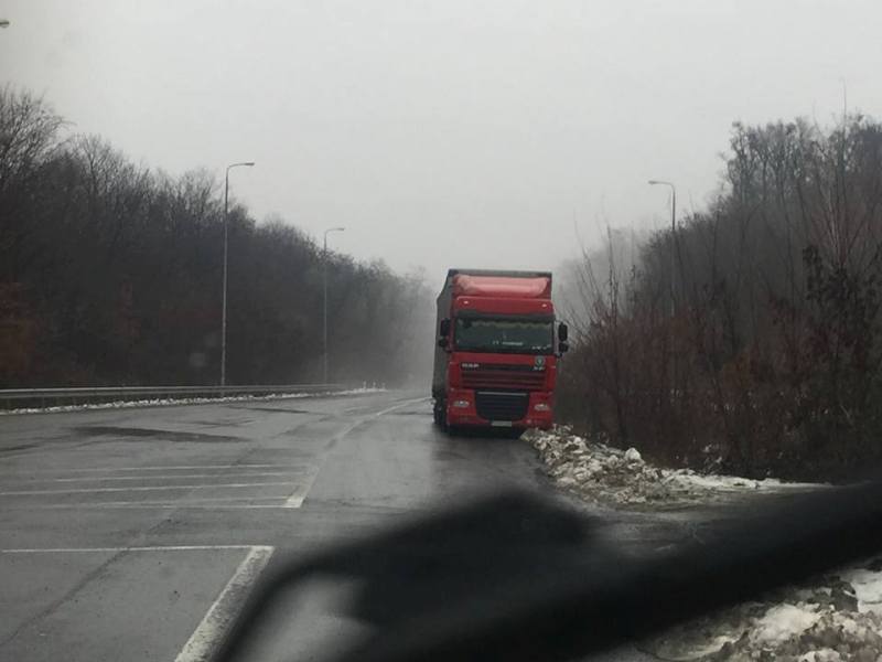 Рух вантажного транспорту на українсько-словацькому кордоні відновлено