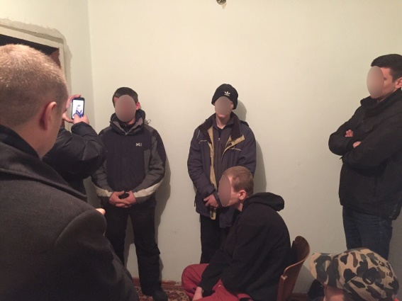 Поліція "накрила" наркопритон із сімнадцятьма відвідувачами Поліція "накрила" наркопритон із сімнадцятьма відвідувачами