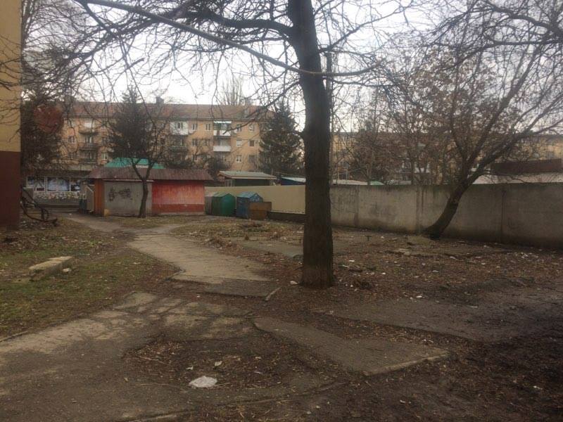 Територію на вулиці Залізничній в Ужгороді, яку жильці навколишніх будинків закидали сміттям, прибрали Територію на вулиці Залізничній в Ужгороді, яку жильці навколишніх будинків закидали сміттям, прибрали