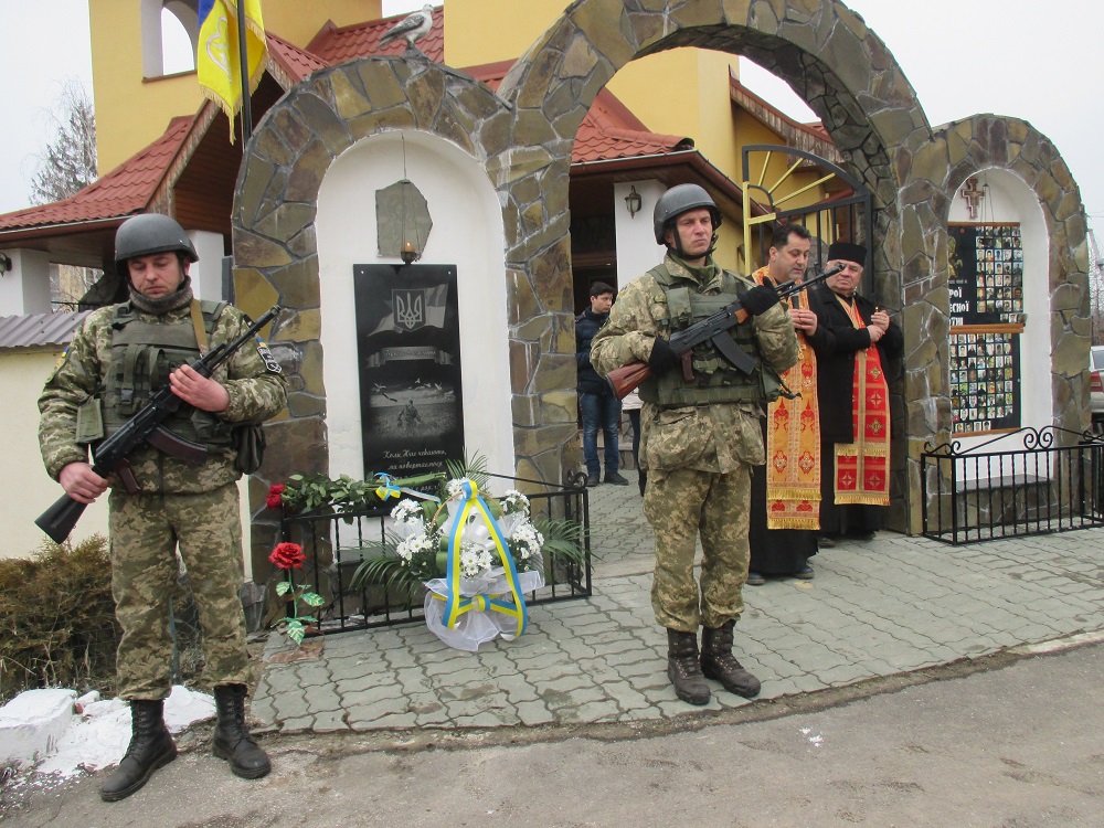 "Боровся син, щоб жила мати...": у Королеві відкрили пам’ятну дошку загиблим в АТО захисникам України