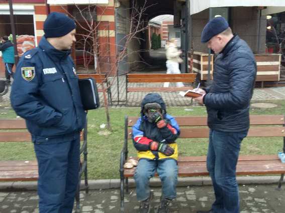 Поліція виявила чимало неповнолітніх жебраків на вулицях Закарпаття Поліція виявила чимало неповнолітніх жебраків на вулицях Закарпаття
