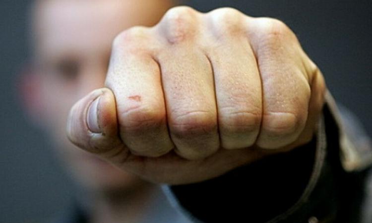 В Ужгороді двоє хлопців напали в під’їзді багатоповерхівки на пенсіонера, інваліда війни В Ужгороді двоє хлопців напали в під’їзді багатоповерхівки на пенсіонера, інваліда війни
