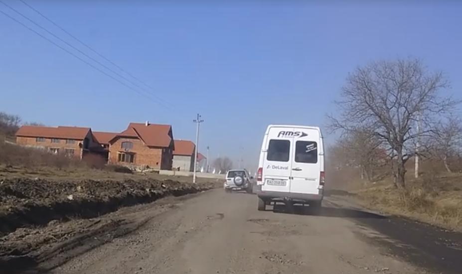 Яма на ямі: користувачі соцмереж зафіксували на відео жахливий стан дороги "Мукачево-Виноградів" Яма на ямі: користувачі соцмереж зафіксували на відео жахливий стан дороги "Мукачево-Виноградів"