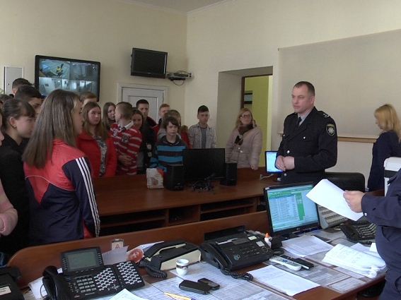Поліцейські розповіли школярам про небезпеку соціальних мереж Поліцейські розповіли школярам про небезпеку соціальних мереж