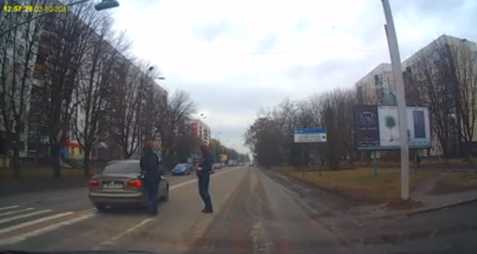 Водій на пішохідному переході "зачепив" автівкою двох дівчат Водій на пішохідному переході "зачепив" автівкою двох дівчат