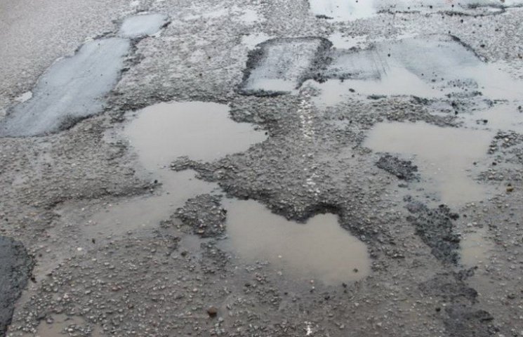 В Ужгороді разом з асфальтом зникли й 4 мільйони гривень В Ужгороді разом з асфальтом зникли й 4 мільйони гривень