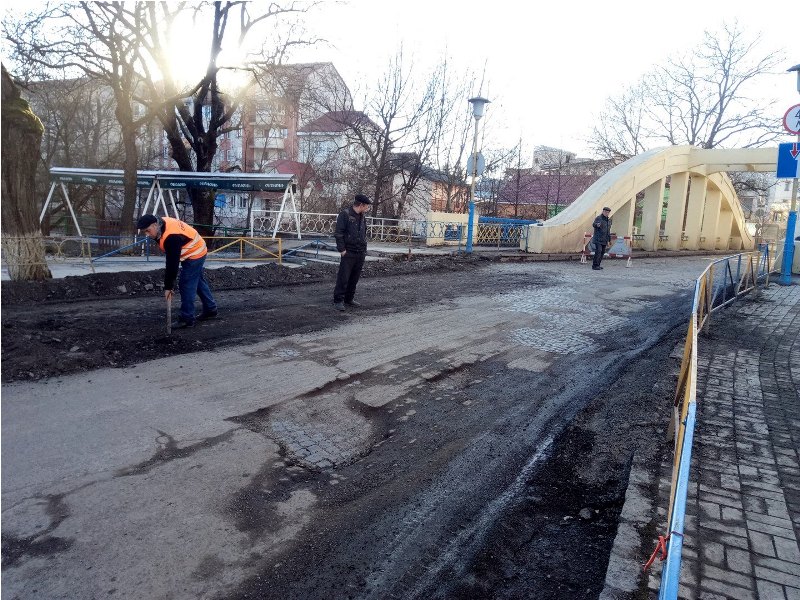 В Іршаві розпочали латати дороги, але зіткнулись із проблемою, яку не можуть вирішити В Іршаві розпочали латати дороги, але зіткнулись із проблемою, яку не можуть вирішити