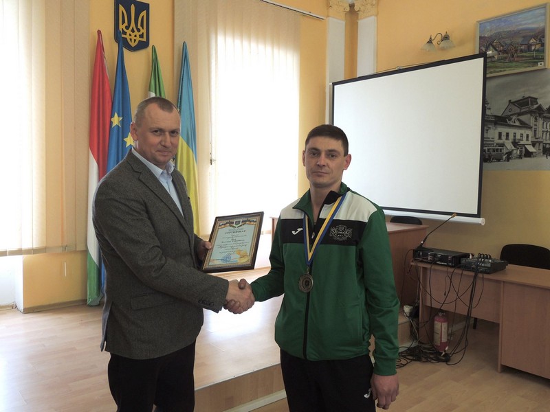Кращим спортсменам Берегова вручили стипендії Кращим спортсменам Берегова вручили стипендії