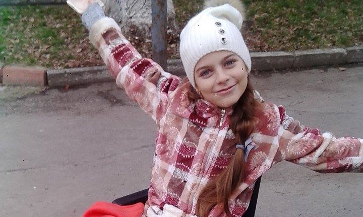 Дівчинка з Ужгорода, яку скалічило дерево, вперше вийшла на прогулянку в інвалідному візку, – соцмережі Дівчинка з Ужгорода, яку скалічило дерево, вперше вийшла на прогулянку в інвалідному візку, – соцмережі
