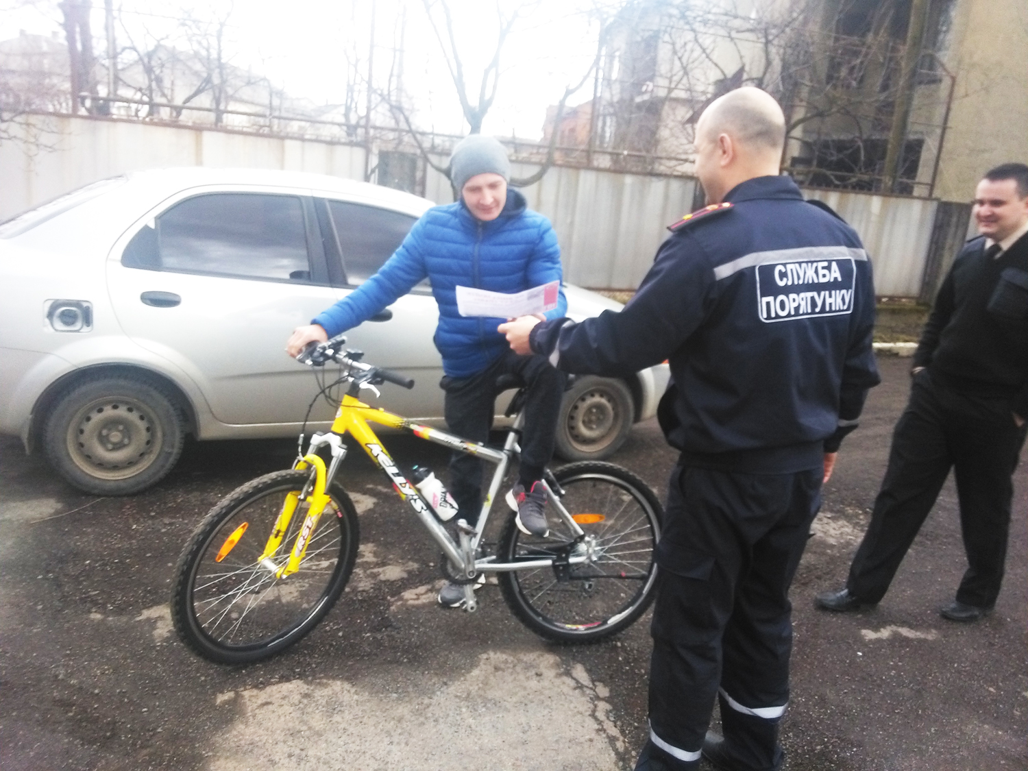У Тячеві рятувальники провели відпрацювання у житловому секторі У Тячеві рятувальники провели відпрацювання у житловому секторі