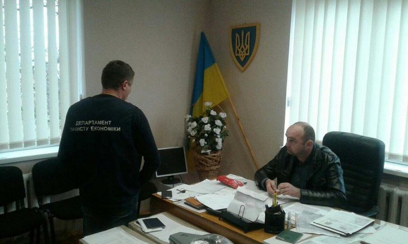 Ще один хабарник: на Тячівщині голова села вимагав 600 доларів за МАФ Ще один хабарник: на Тячівщині голова села вимагав 600 доларів за МАФ