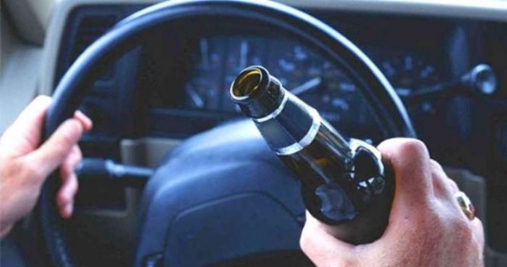 На Мукачівщині чоловік пив пиво просто на капоті своєї автівки, а потім сів за кермо На Мукачівщині чоловік пив пиво просто на капоті своєї автівки, а потім сів за кермо