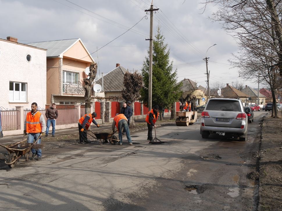 В Ужгороді латають вибоїни на вулиці Загорській, у планах – ремонт на площі Дружби Народів та на вулиці Шумній В Ужгороді латають вибоїни на вулиці Загорській, у планах – ремонт на площі Дружби Народів та на вулиці Шумній