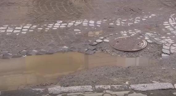 Площу Корятовича, що в центрі Ужгорода, заливає каналізаційними водами