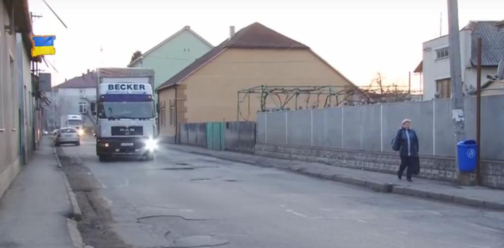 Через постійний рух вантажівок будинки на вулиці Олександра Невського у Мукачеві тріскаються Через постійний рух вантажівок будинки на вулиці Олександра Невського у Мукачеві тріскаються