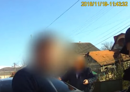 В інтернет-мережі оприлюднили відео, на якому патрульні зупинили автомобіль, пасажиром якого була особа, схожа на Геннадія Москаля В інтернет-мережі оприлюднили відео, на якому патрульні зупинили автомобіль, пасажиром якого була особа, схожа на Геннадія Москаля