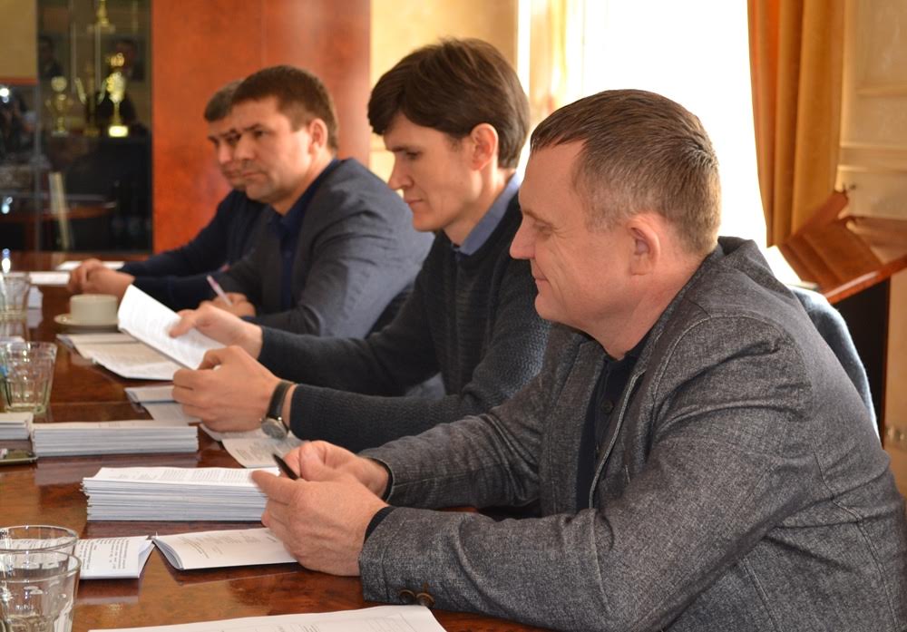 Закарпатські депутати обговорили катастрофічний стан доріг краю. Бідкаються, що мало грошей на ремонт Закарпатські депутати обговорили катастрофічний стан доріг краю. Бідкаються, що мало грошей на ремонт