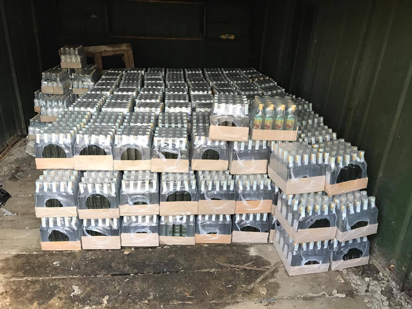 В Ужгороді правоохоронці виявили 260 ящиків із фальсифікованим алкоголем В Ужгороді правоохоронці виявили 260 ящиків із фальсифікованим алкоголем