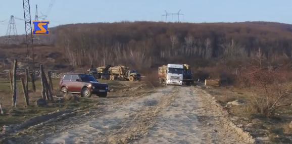 На Ужгородщині активісти перекрили дорогу, щоб зупинити лісовози На Ужгородщині активісти перекрили дорогу, щоб зупинити лісовози