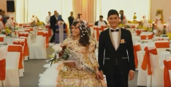 Мерседеси, айфони, золото: одразу три ромські пари влаштували розкішну весільну церемонію у Мукачеві Мерседеси, айфони, золото: одразу три ромські пари влаштували розкішну весільну церемонію у Мукачеві