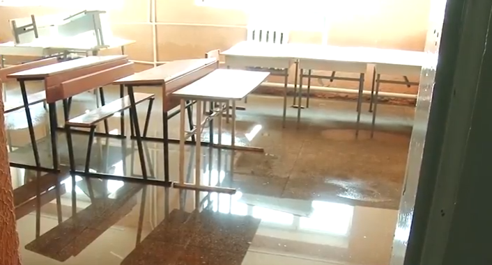 У класах стоїть вода, а стіни обсипаються: помилка при реконструкції призвела до регулярного підтоплення школи