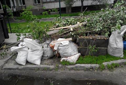Захаращені тротуари – наслідки весняного прибирання в Ужгороді Захаращені тротуари – наслідки весняного прибирання в Ужгороді