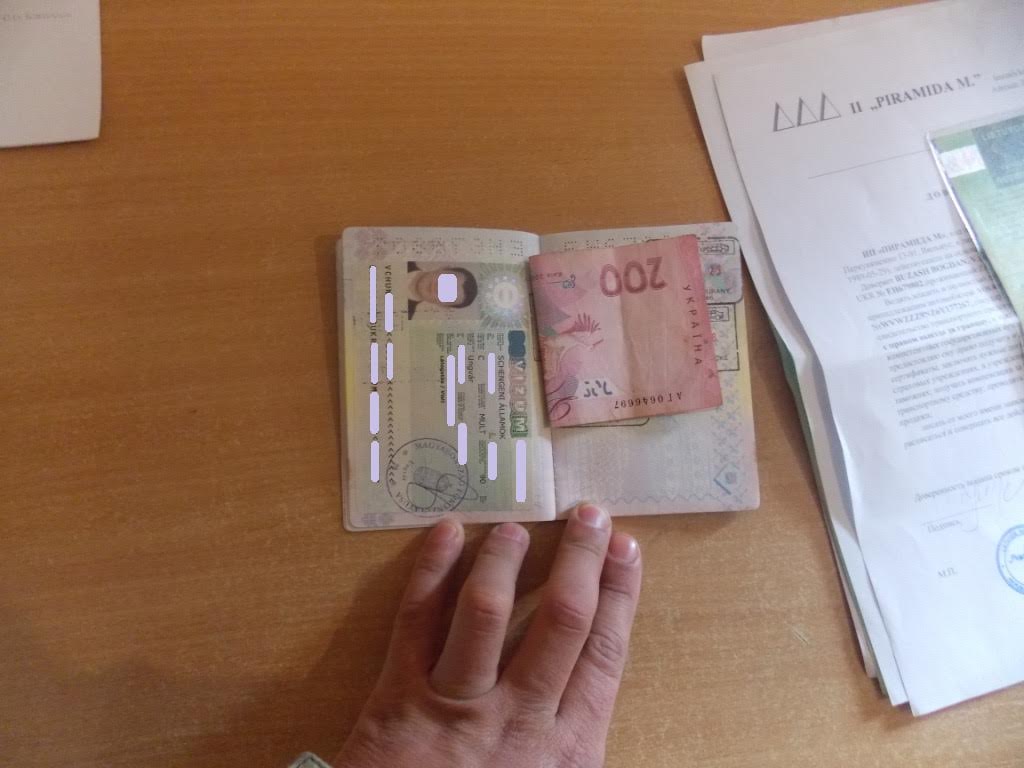 Чоловік хотів вирішити свої проблеми на кордоні, давши хабара Чоловік хотів вирішити свої проблеми на кордоні, давши хабара