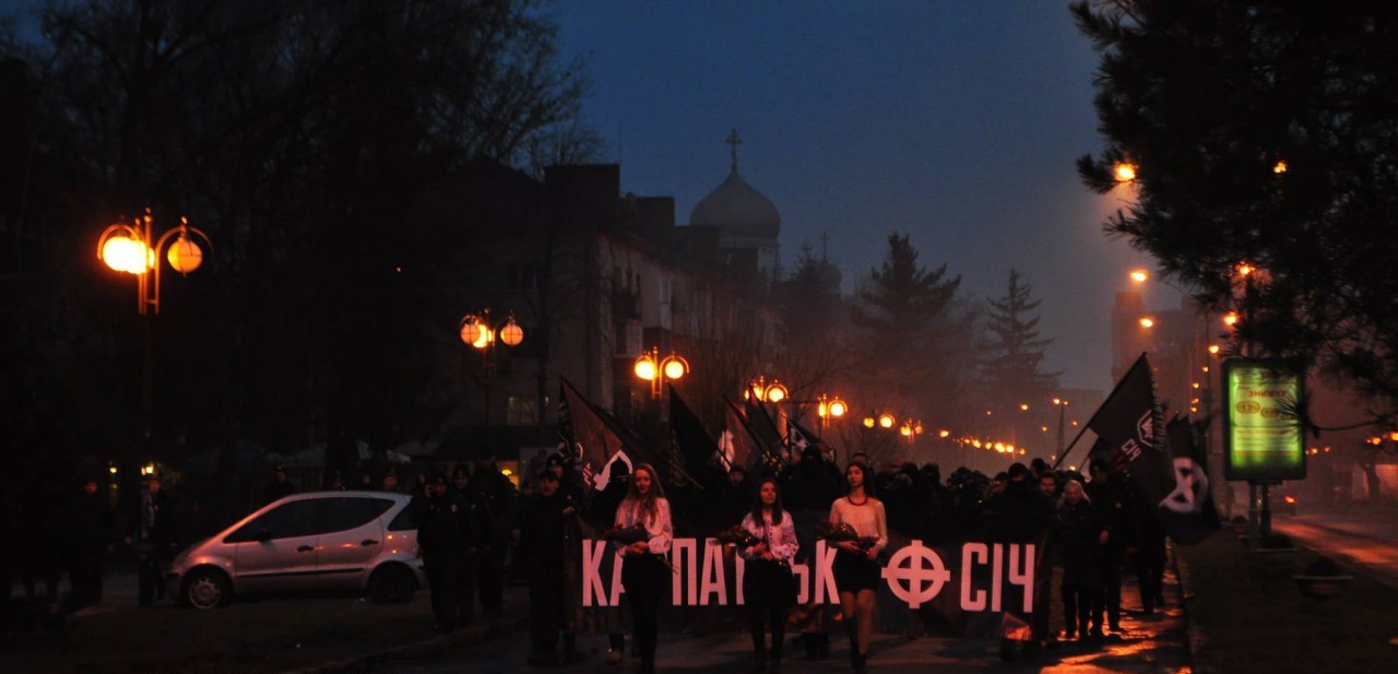 В Ужгороді люди у балаклавах марширували в пам’ять Героїв Карпатської України В Ужгороді люди у балаклавах марширували в пам’ять Героїв Карпатської України