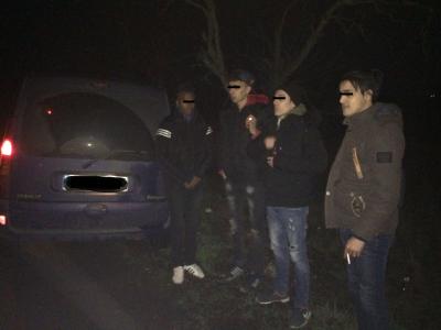На Закарпатті прикордонники затримали 4 нелегалів-марокканців На Закарпатті прикордонники затримали 4 нелегалів-марокканців