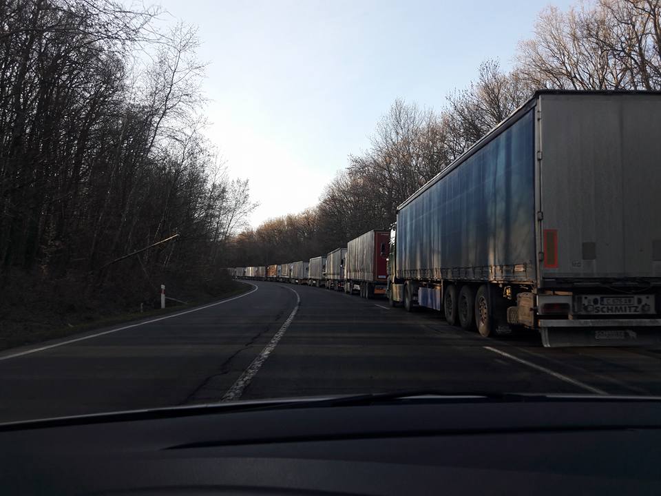 На українсько-словацькому кордоні біля Ужгорода утворилась велика колона вантажівок