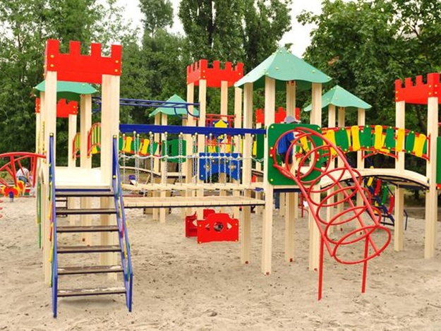 В Ужгороді ремонтуватимуть та будуватимуть дитячі майданчики В Ужгороді ремонтуватимуть та будуватимуть дитячі майданчики
