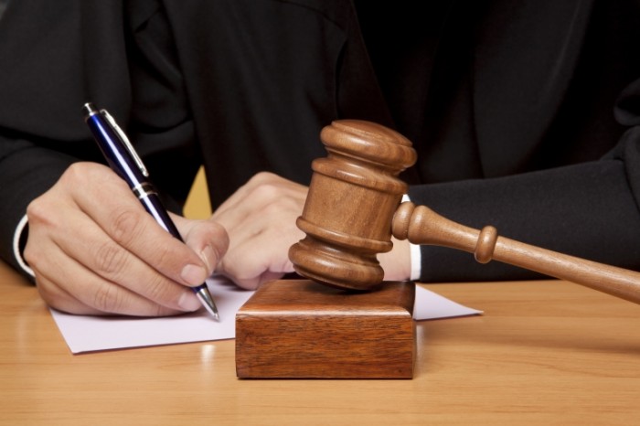 Під час суду обвинувачений побив старшого розпорядника Під час суду обвинувачений побив старшого розпорядника