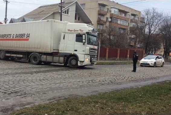 У Мукачеві поліція штрафує водіїв вантажівок, які їздять центром міста У Мукачеві поліція штрафує водіїв вантажівок, які їздять центром міста