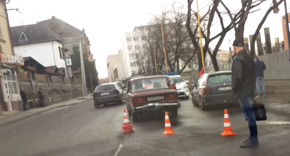 В Ужгороді на Собранецькій зіткнулись три автівки В Ужгороді на Собранецькій зіткнулись три автівки