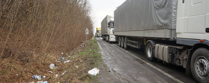 Водії вантажівок засмічують ліс на кордоні зі Словаччиною